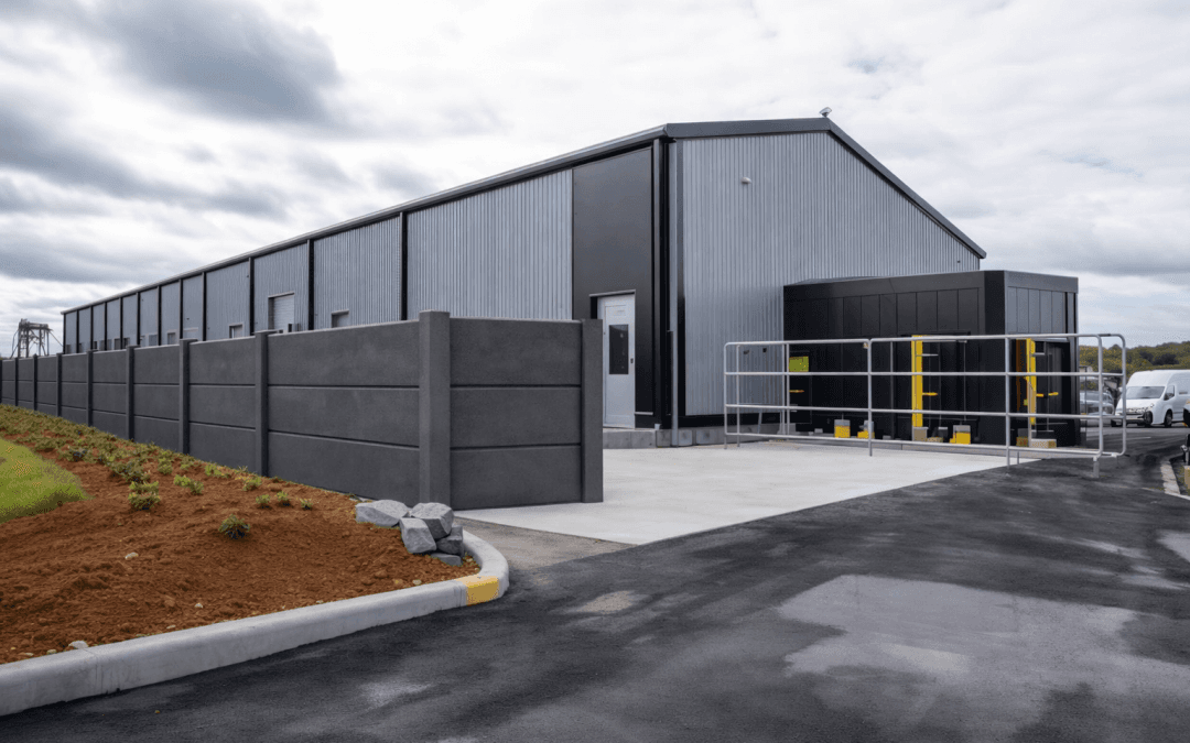 Ein Betonzaun für Gewerbe